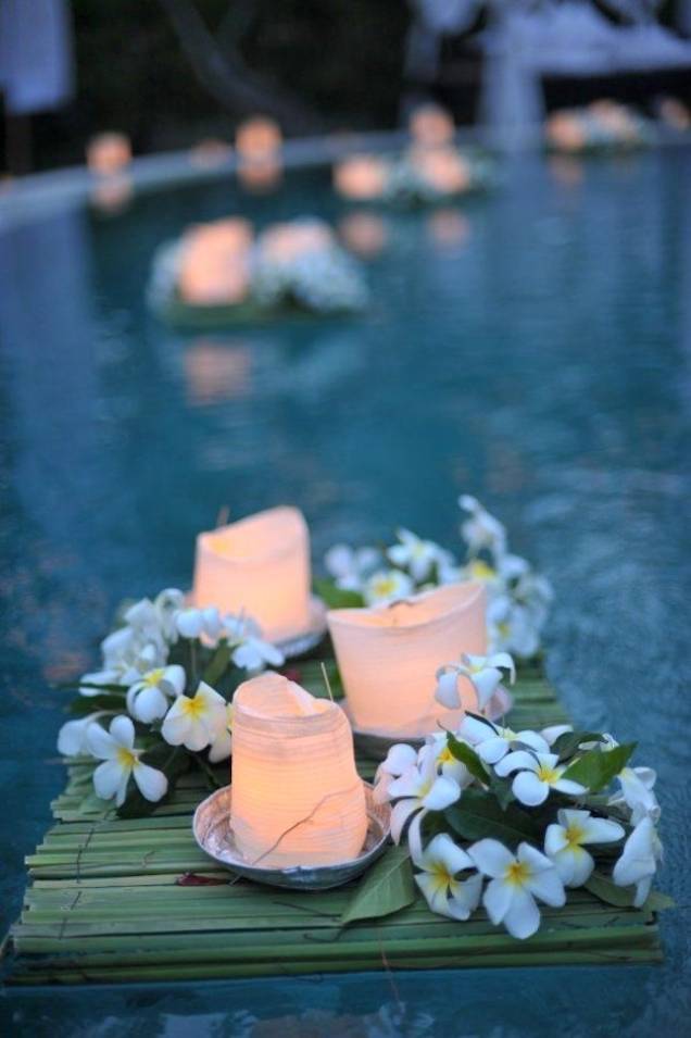 como fazer arranjos de flores flutuantes para piscina de casamento