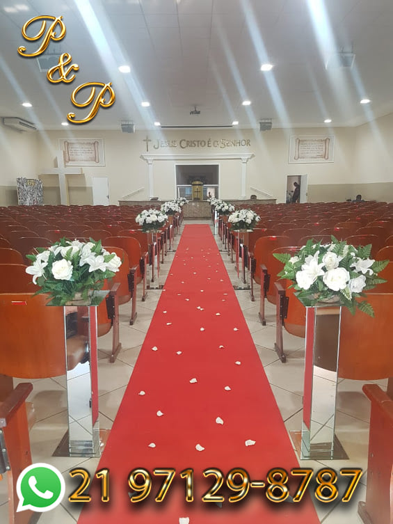 decoração de igreja simples vs decoração elaborada