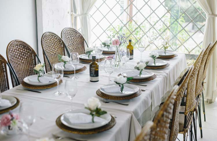 5 ideias de títulos para posts sobre decoração de almoço de casamento civil:
1. Decoração de Casamento Civil: Toques de Elegância para um Almoço Inesquecível
2. Mesa Posta Perfeita para o seu Almoço de Casamento Civil
3. Inspire-se: Estilos de Decoração para um Casamento Civil Íntimo
4. DIY: Crie Centros de Mesa Encantadores para o seu Almoço de Casamento Civil
5. Restaurante ou Casa: Onde Realizar e Decorar seu Almoço de Casamento Civil