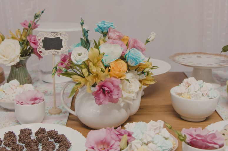 decoração de chá de cozinha com tema de utensílios