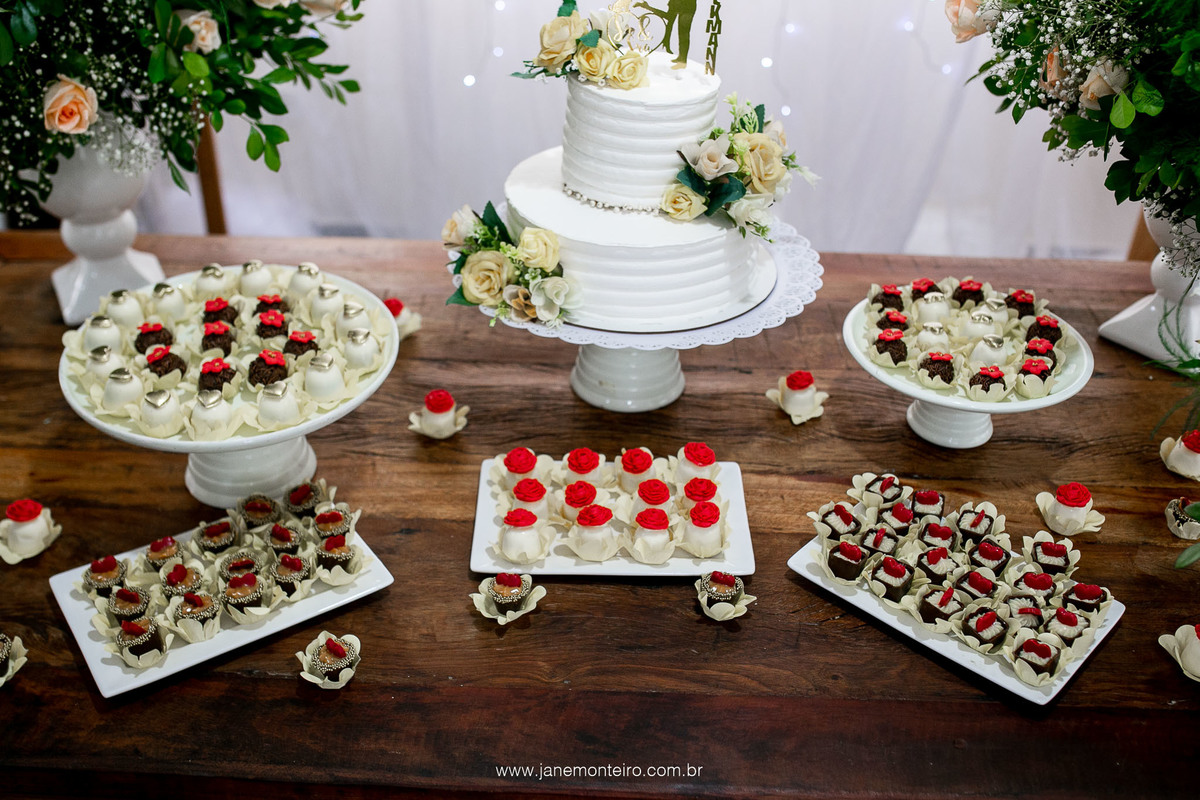 Como Fazer uma Mesa de Bolo de Casamento Civil Simples e Elegante