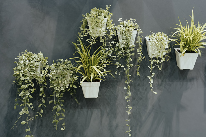 decoração boho chic com flores suspensas