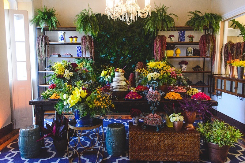 decoração com folhagens suspensas
