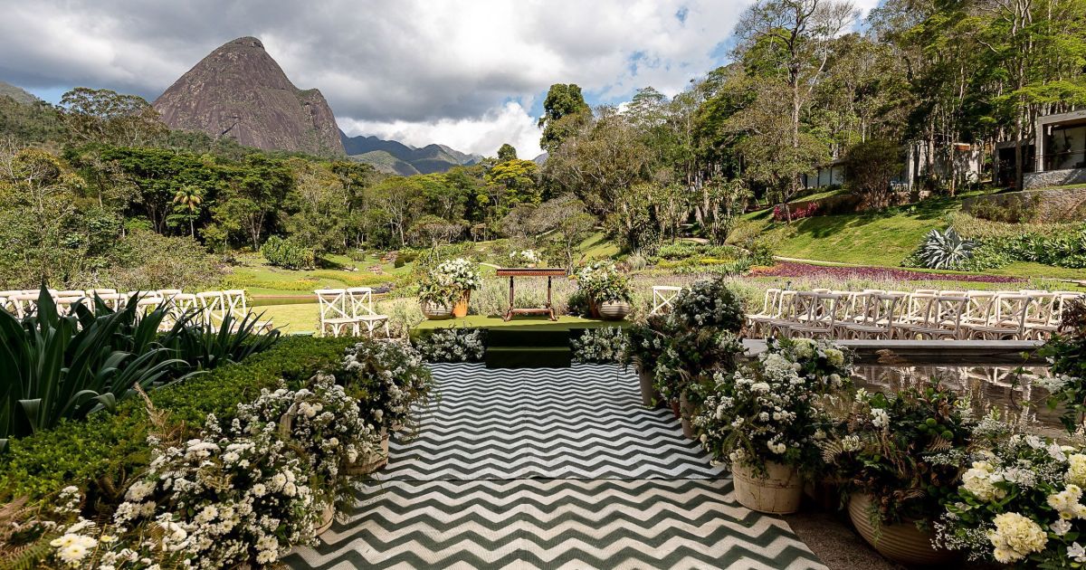 5 ideias de títulos:
1. Os 10 Destinos Mais Românticos para Casamento no Brasil em 2024
2. Casamento na Praia: Guia Completo dos Melhores Cenários Litorâneos
3. Casamentos na Serra: Charme e Aconchego para o Seu Grande Dia
4. Destinos Históricos e Fazendas Encantadoras para um Casamento Inesquecível
5. Resorts de Luxo: A Praticidade e Sofisticação para o Seu Casamento Perfeito