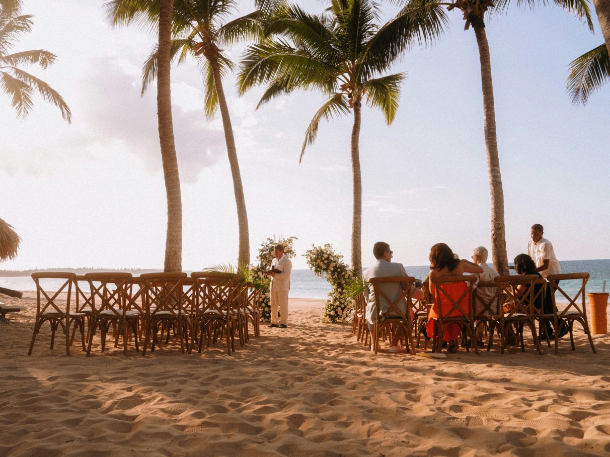 5 ideias de títulos:
1. Os 10 Destinos Mais Românticos para Casamento no Brasil em 2024
2. Casamento na Praia: Guia Completo dos Melhores Cenários Litorâneos
3. Casamentos na Serra: Charme e Aconchego para o Seu Grande Dia
4. Destinos Históricos e Fazendas Encantadoras para um Casamento Inesquecível
5. Resorts de Luxo: A Praticidade e Sofisticação para o Seu Casamento Perfeito