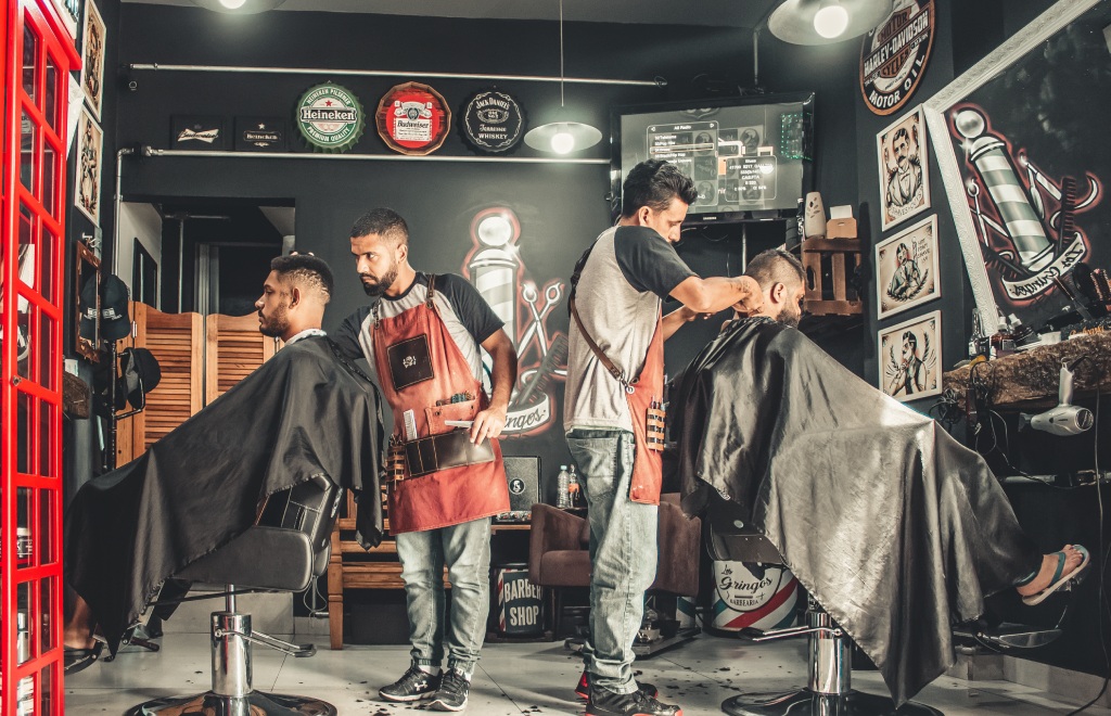 Sistemas de Agendamento Online: Trinks vs. AppBarber para Barbeiros