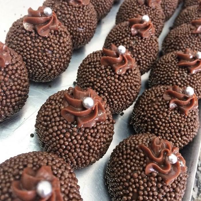 Como Calcular a Quantidade Ideal de Doces Finos por Convidado no Casamento