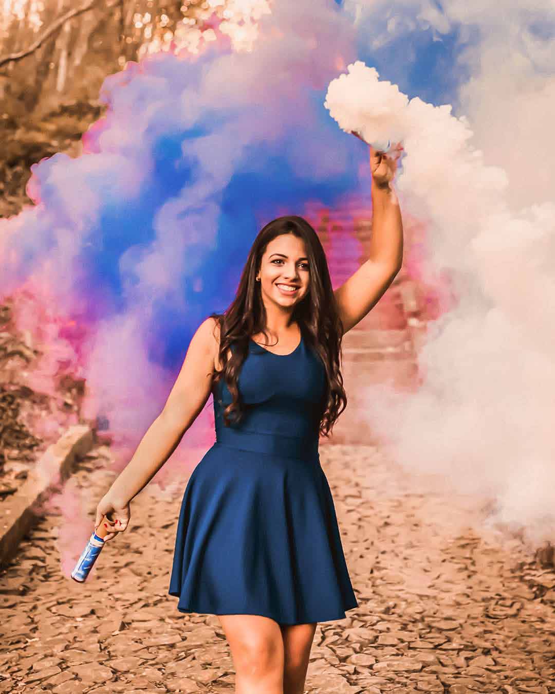 5 ideias de títulos:
1. Ensaio Fotográfico com Fumaça Colorida: Guia Completo para Iniciantes
2. Como Usar Smoke Bombs em Ensaios: Dicas de Segurança e Criatividade
3. Os Melhores Locais e Horários para Fotos com Fumaça Colorida
4. Explorando Cores e Contrastes: A Arte da Fotografia com Fumaça
5. Bastões de Fumaça vs. Latas: Qual a Melhor Opção para o Seu Ensaio?