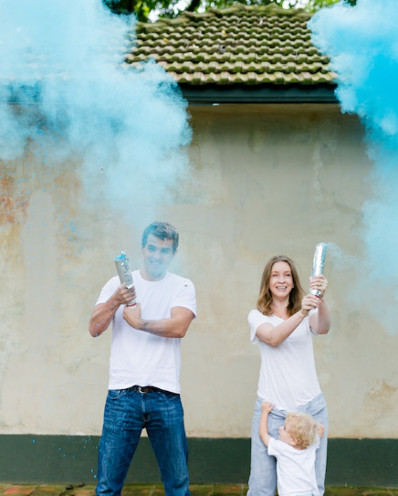 5 ideias de títulos:
1. Ensaio Fotográfico com Fumaça Colorida: Guia Completo para Iniciantes
2. Como Usar Smoke Bombs em Ensaios: Dicas de Segurança e Criatividade
3. Os Melhores Locais e Horários para Fotos com Fumaça Colorida
4. Explorando Cores e Contrastes: A Arte da Fotografia com Fumaça
5. Bastões de Fumaça vs. Latas: Qual a Melhor Opção para o Seu Ensaio?