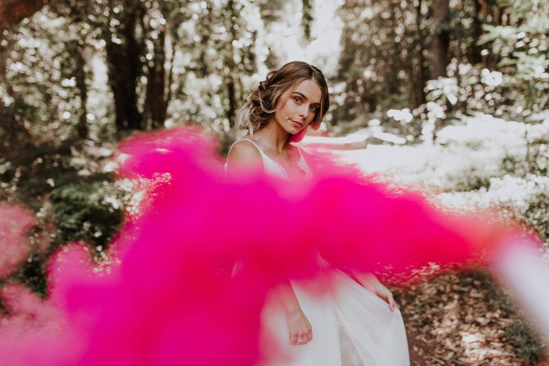 5 ideias de títulos:
1. Ensaio Fotográfico com Fumaça Colorida: Guia Completo para Iniciantes
2. Como Usar Smoke Bombs em Ensaios: Dicas de Segurança e Criatividade
3. Os Melhores Locais e Horários para Fotos com Fumaça Colorida
4. Explorando Cores e Contrastes: A Arte da Fotografia com Fumaça
5. Bastões de Fumaça vs. Latas: Qual a Melhor Opção para o Seu Ensaio?