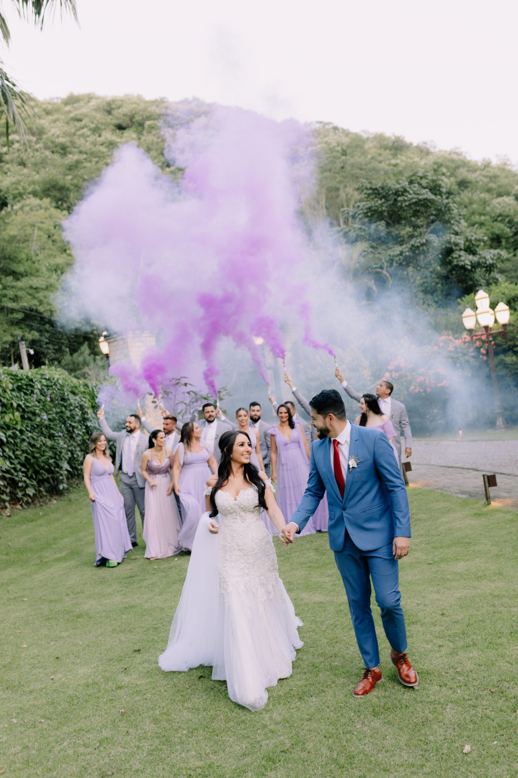 5 ideias de títulos:
1. Ensaio Fotográfico com Fumaça Colorida: Guia Completo para Iniciantes
2. Como Usar Smoke Bombs em Ensaios: Dicas de Segurança e Criatividade
3. Os Melhores Locais e Horários para Fotos com Fumaça Colorida
4. Explorando Cores e Contrastes: A Arte da Fotografia com Fumaça
5. Bastões de Fumaça vs. Latas: Qual a Melhor Opção para o Seu Ensaio?