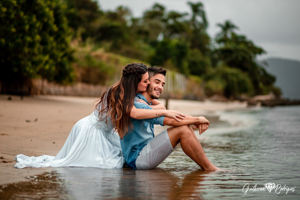 ideias criativas para ensaio de noivado ao ar livre