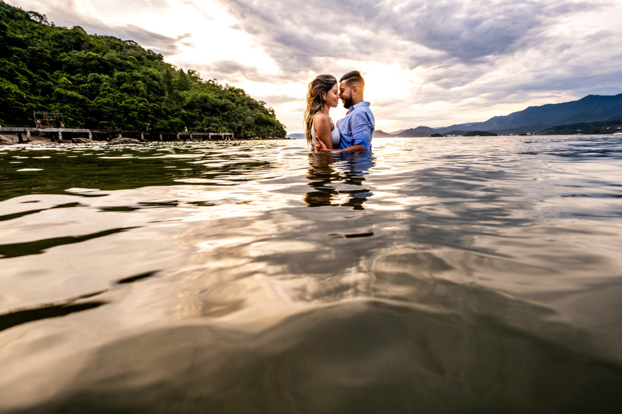 ideias criativas para ensaio de noivado ao ar livre