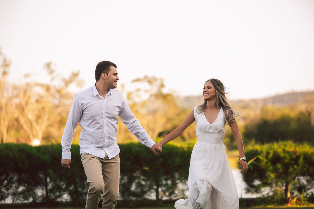 melhores poses para ensaio de noivado casal