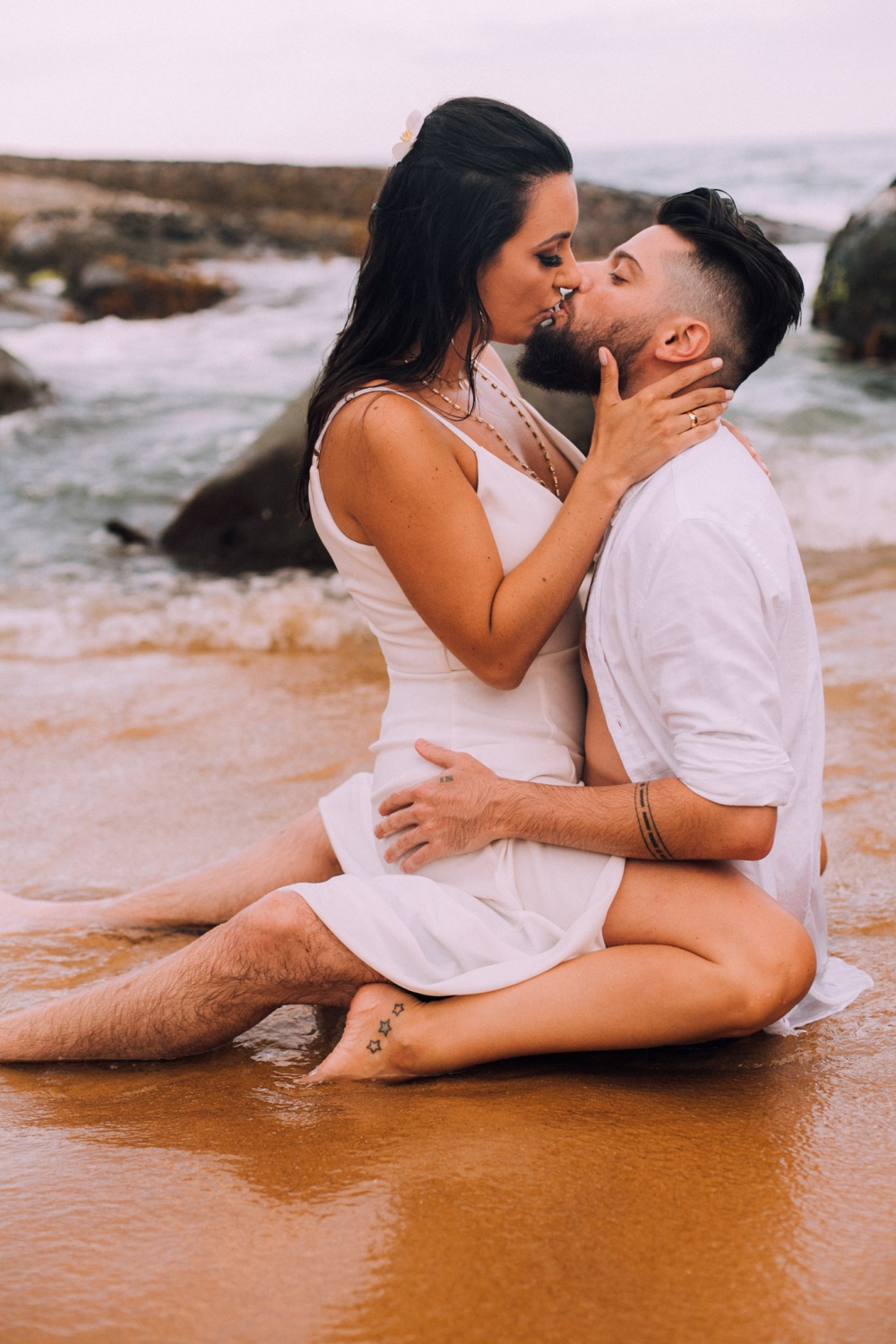 5 ideias de títulos:
1. Ensaio Fotográfico na Praia: Guia Completo para Fotos Inesquecíveis
2. A Magia da Golden Hour: O Segredo para um Ensaio Fotográfico Perfeito na Praia
3. Estilo e Composição: Como Criar um Ensaio Fotográfico Incrível na Praia
4. Quanto Custa um Ensaio Fotográfico na Praia? Valores e Dicas de Investimento
5. Locais Icônicos para Ensaio Fotográfico na Praia: De Florianópolis ao Rio de Janeiro