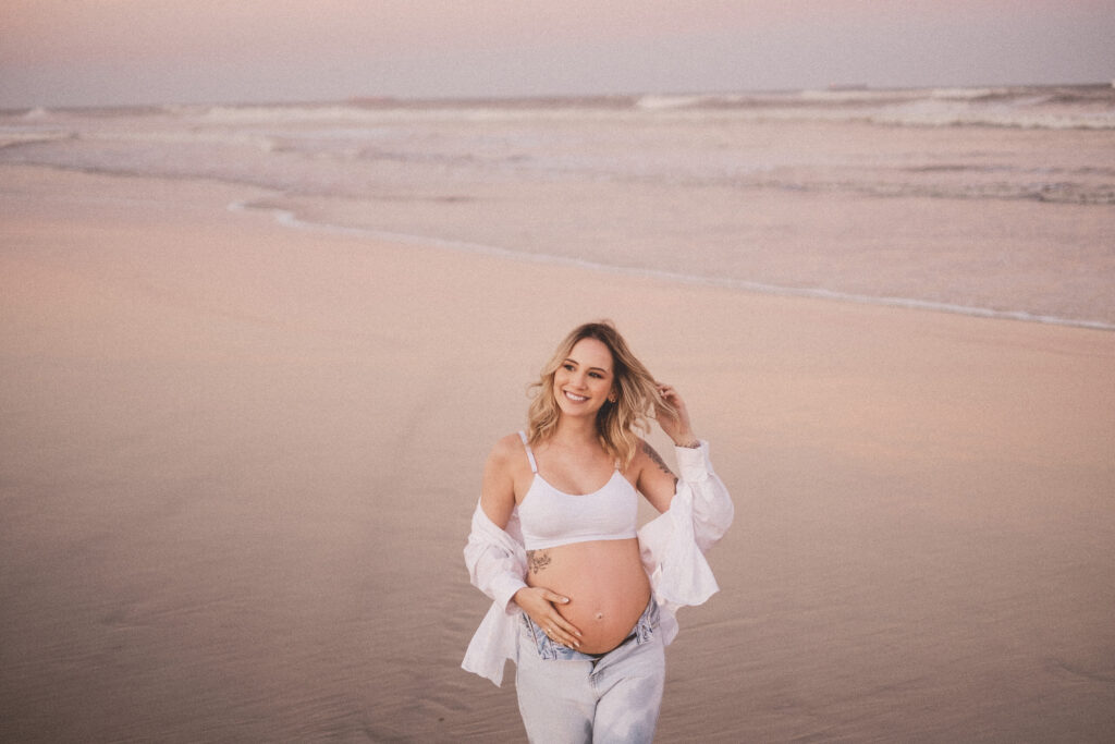 5 ideias de títulos:
1. Ensaio Fotográfico na Praia: Guia Completo para Fotos Inesquecíveis
2. A Magia da Golden Hour: O Segredo para um Ensaio Fotográfico Perfeito na Praia
3. Estilo e Composição: Como Criar um Ensaio Fotográfico Incrível na Praia
4. Quanto Custa um Ensaio Fotográfico na Praia? Valores e Dicas de Investimento
5. Locais Icônicos para Ensaio Fotográfico na Praia: De Florianópolis ao Rio de Janeiro