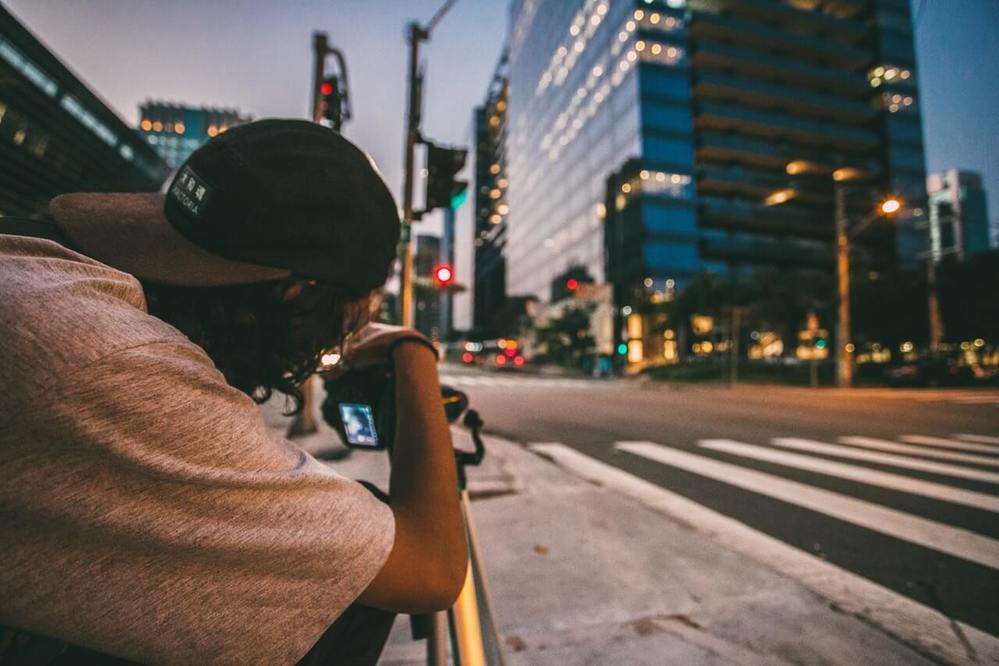 ideias de poses para ensaio fotográfico urbano