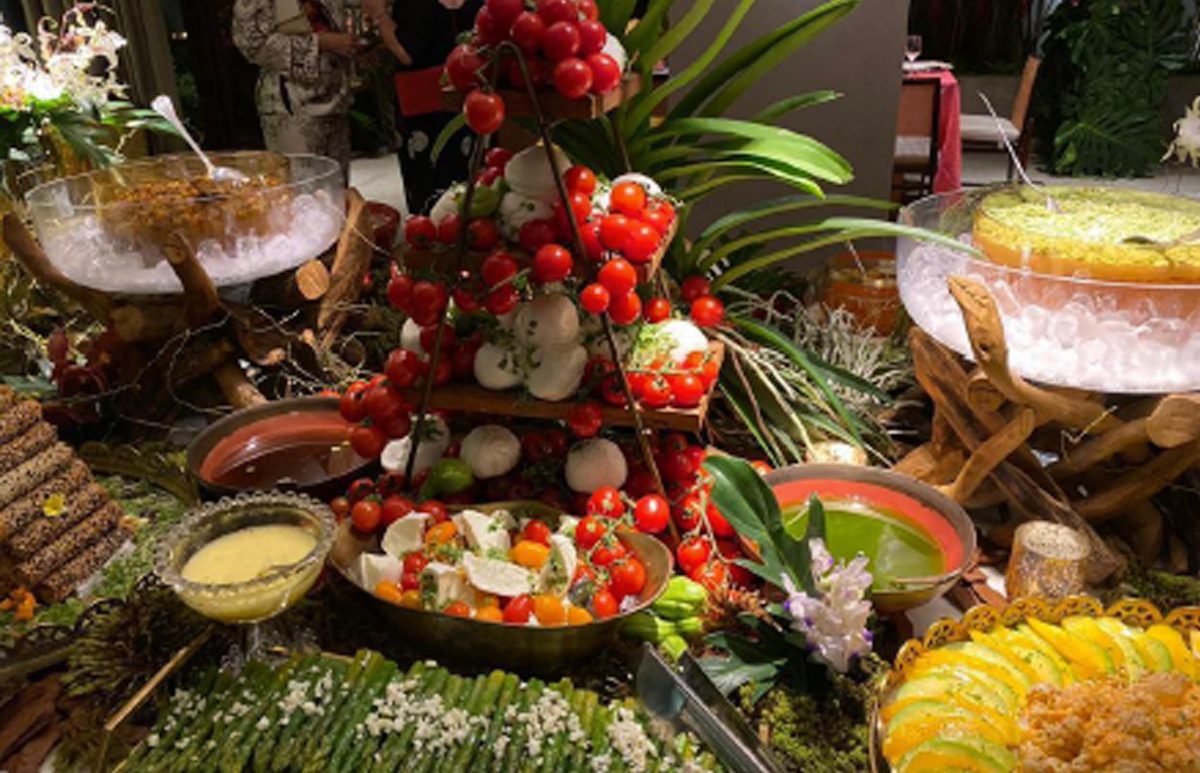 5 ideias de títulos:
1. A Importância da Integração entre Cozinha e Atendimento em Eventos
2. Guia Completo dos Tipos de Serviço de Buffet: Do Americano ao Fogo de Chão
3. Como Escolher a Equipe de Buffet Ideal para o Seu Casamento
4. O Papel Fundamental do Maitre na Gestão de Eventos Gastronômicos
5. Finger Food vs. Serviço Empratado: Qual o Melhor para Sua Festa Corporativa?