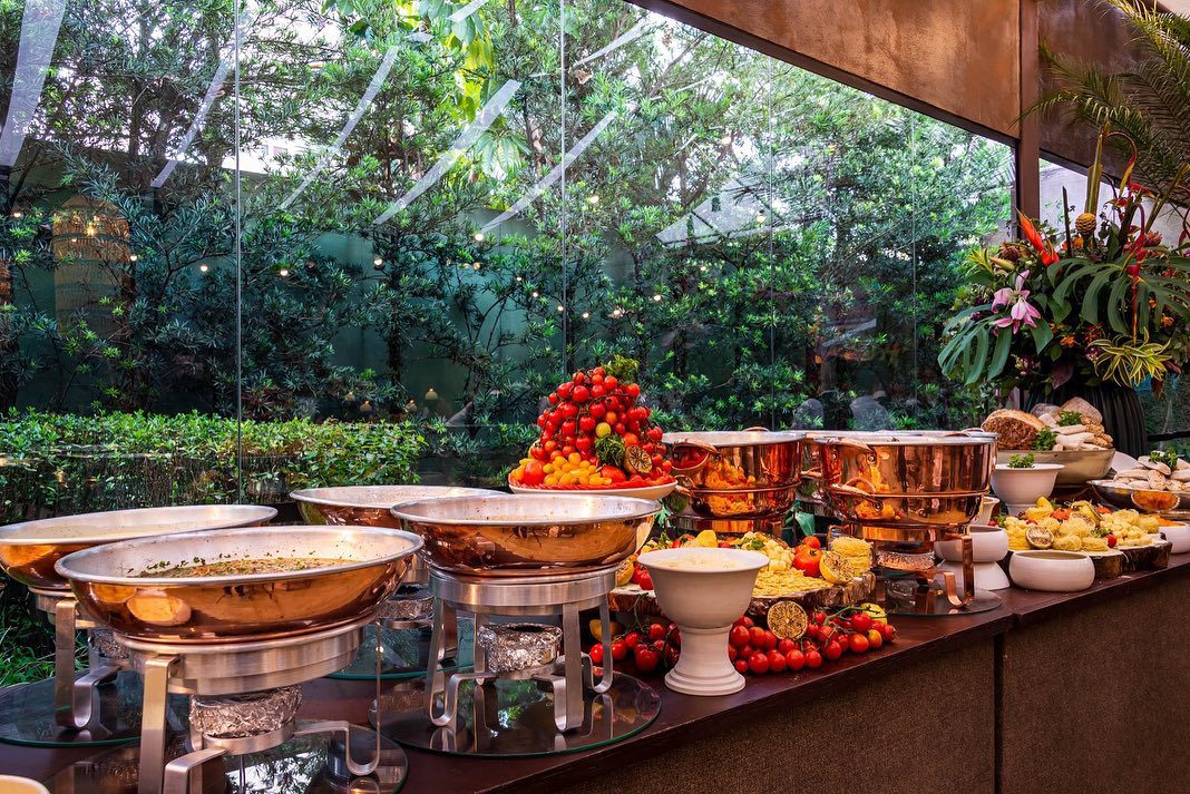 5 ideias de títulos:
1. A Importância da Integração entre Cozinha e Atendimento em Eventos
2. Guia Completo dos Tipos de Serviço de Buffet: Do Americano ao Fogo de Chão
3. Como Escolher a Equipe de Buffet Ideal para o Seu Casamento
4. O Papel Fundamental do Maitre na Gestão de Eventos Gastronômicos
5. Finger Food vs. Serviço Empratado: Qual o Melhor para Sua Festa Corporativa?