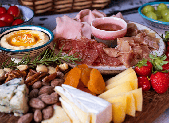 5 ideias de títulos:
1. A Importância da Integração entre Cozinha e Atendimento em Eventos
2. Guia Completo dos Tipos de Serviço de Buffet: Do Americano ao Fogo de Chão
3. Como Escolher a Equipe de Buffet Ideal para o Seu Casamento
4. O Papel Fundamental do Maitre na Gestão de Eventos Gastronômicos
5. Finger Food vs. Serviço Empratado: Qual o Melhor para Sua Festa Corporativa?