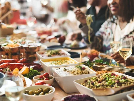 5 ideias de títulos:
1. A Importância da Integração entre Cozinha e Atendimento em Eventos
2. Guia Completo dos Tipos de Serviço de Buffet: Do Americano ao Fogo de Chão
3. Como Escolher a Equipe de Buffet Ideal para o Seu Casamento
4. O Papel Fundamental do Maitre na Gestão de Eventos Gastronômicos
5. Finger Food vs. Serviço Empratado: Qual o Melhor para Sua Festa Corporativa?