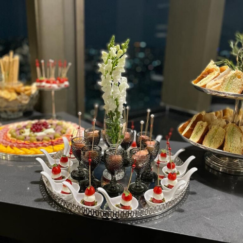 5 ideias de títulos:
1. A Importância da Integração entre Cozinha e Atendimento em Eventos
2. Guia Completo dos Tipos de Serviço de Buffet: Do Americano ao Fogo de Chão
3. Como Escolher a Equipe de Buffet Ideal para o Seu Casamento
4. O Papel Fundamental do Maitre na Gestão de Eventos Gastronômicos
5. Finger Food vs. Serviço Empratado: Qual o Melhor para Sua Festa Corporativa?
