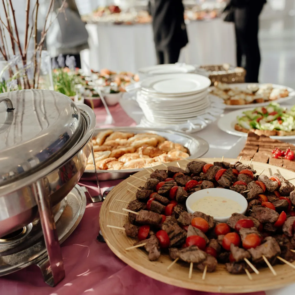 5 ideias de títulos:
1. A Importância da Integração entre Cozinha e Atendimento em Eventos
2. Guia Completo dos Tipos de Serviço de Buffet: Do Americano ao Fogo de Chão
3. Como Escolher a Equipe de Buffet Ideal para o Seu Casamento
4. O Papel Fundamental do Maitre na Gestão de Eventos Gastronômicos
5. Finger Food vs. Serviço Empratado: Qual o Melhor para Sua Festa Corporativa?