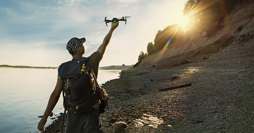 equipe de filmagem com drone