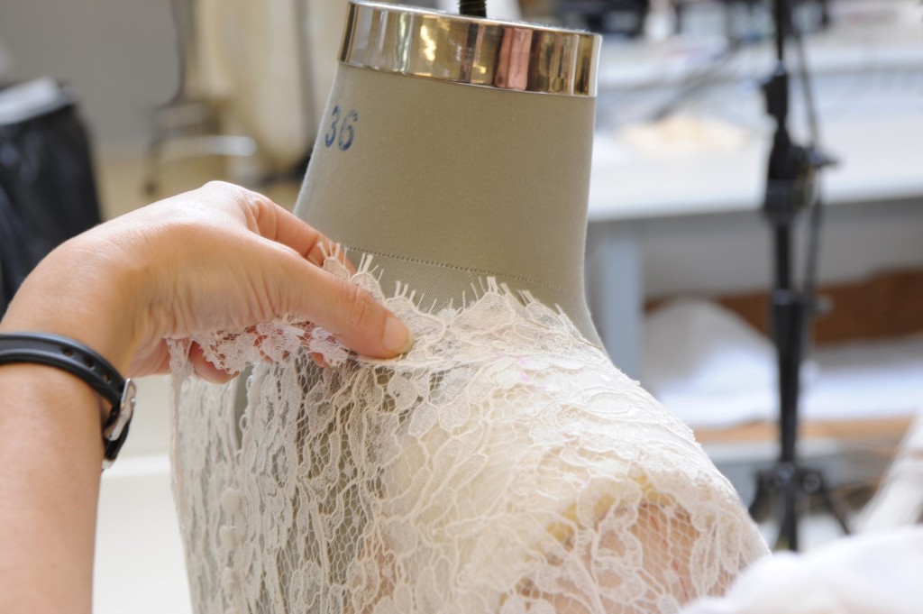 Design Autoral vs. Alta Costura: Qual o Melhor para Seu Vestido de Noiva?