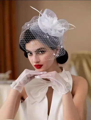 Fascinator vs. Casquete vs. Voilette: Entenda as Diferenças e Quando Usar Cada Um