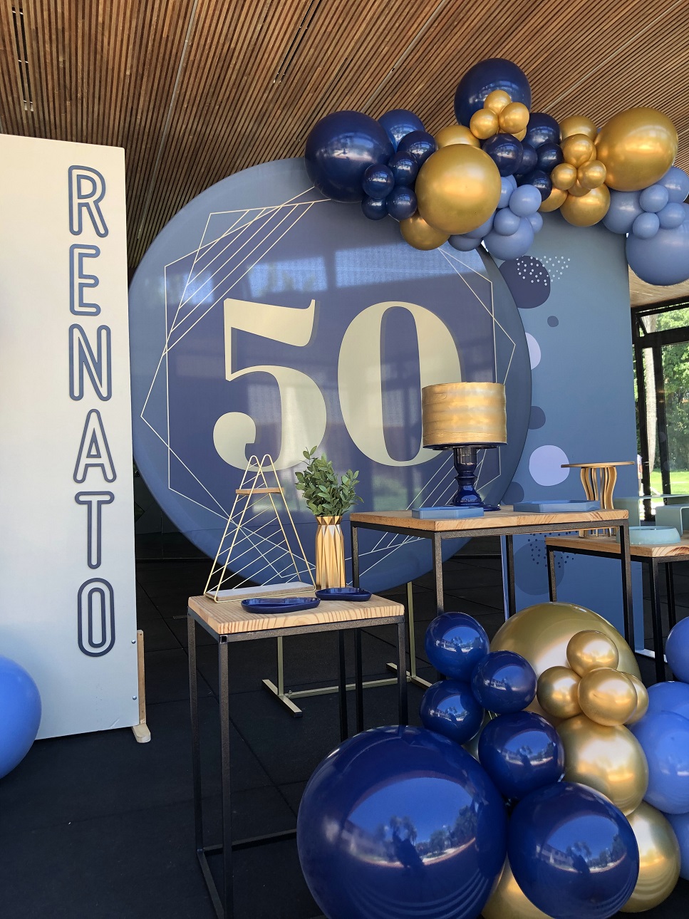 5 Ideias de Temas para Festa de 50 Anos Masculina
Como Criar uma Decoração de 50 Anos Elegante
Paletas de Cores que Transformam sua Festa de 50 Anos
Dicas Essenciais para Organizar uma Festa de 50 Anos Inesquecível
Inspirações de Mobiliário para Festas de 50 Anos