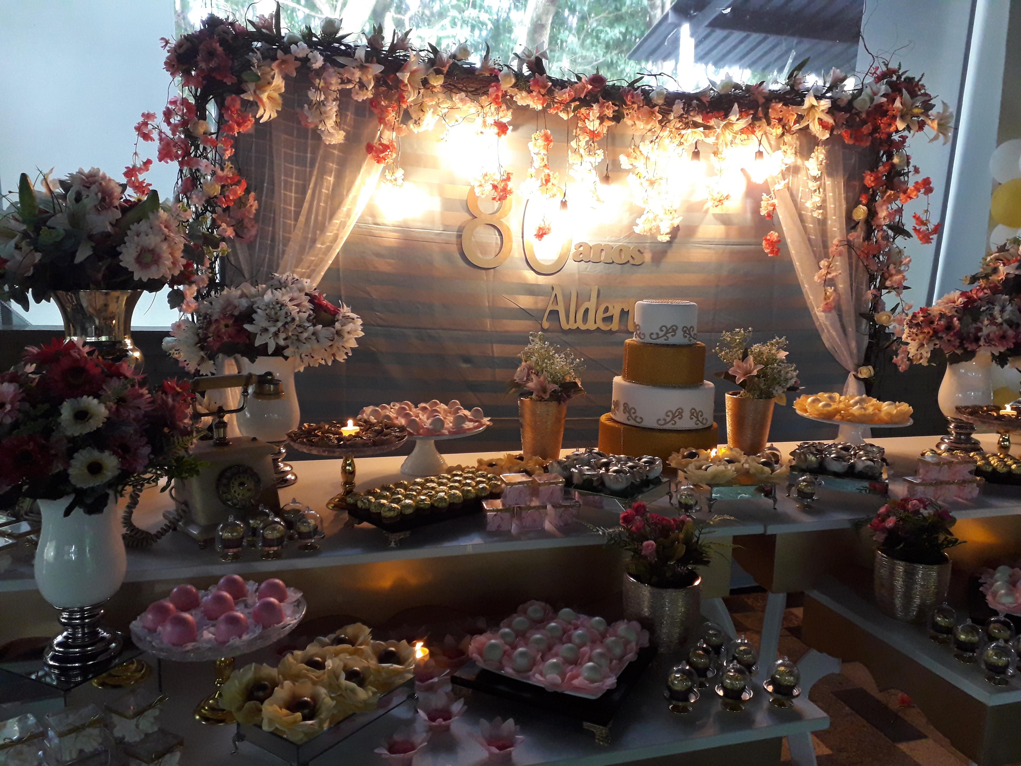 festa de 80anos mulher decoracao flores