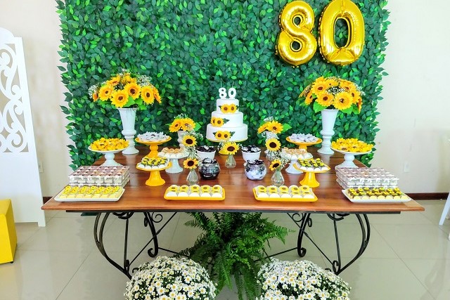 festa de 80anos mulher decoracao flores