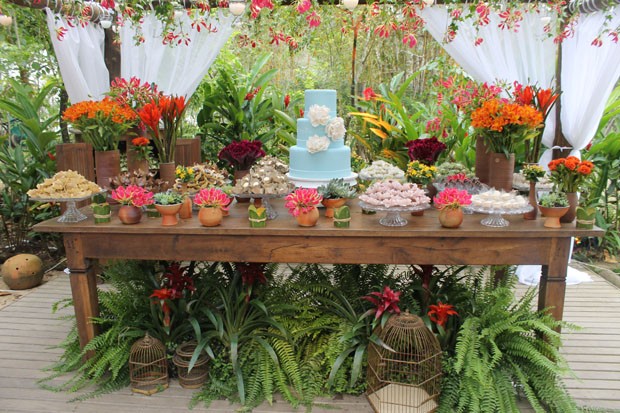 5 ideias de títulos: 1. Como Organizar um Casamento Luau Inesquecível: Guia Completo. 2. Decoração de Casamento Luau: Toques Tropicais para sua Festa. 3. Cardápio de Casamento Luau: Sabores Havaianos e Tropicais. 4. Dress Code Perfeito para um Casamento Luau na Praia. 5. Destination Wedding Luau: Celebre o Amor em Grande Estilo.