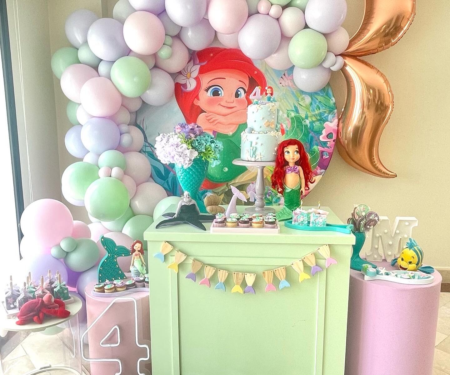 decoração mesa principal festa Ariel