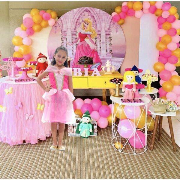 5 ideias de títulos:
1. Festa Bela Adormecida: Guia Completo de Decoração Mágica
2. Como Organizar uma Festa Princesa Aurora Inesquecível
3. Decoração Encantada: Elementos Essenciais para Festa Bela Adormecida
4. Kits e Lembrancinhas: Onde Encontrar Tudo para sua Festa Aurora
5. Atividades Criativas para uma Festa Bela Adormecida de Conto de Fadas