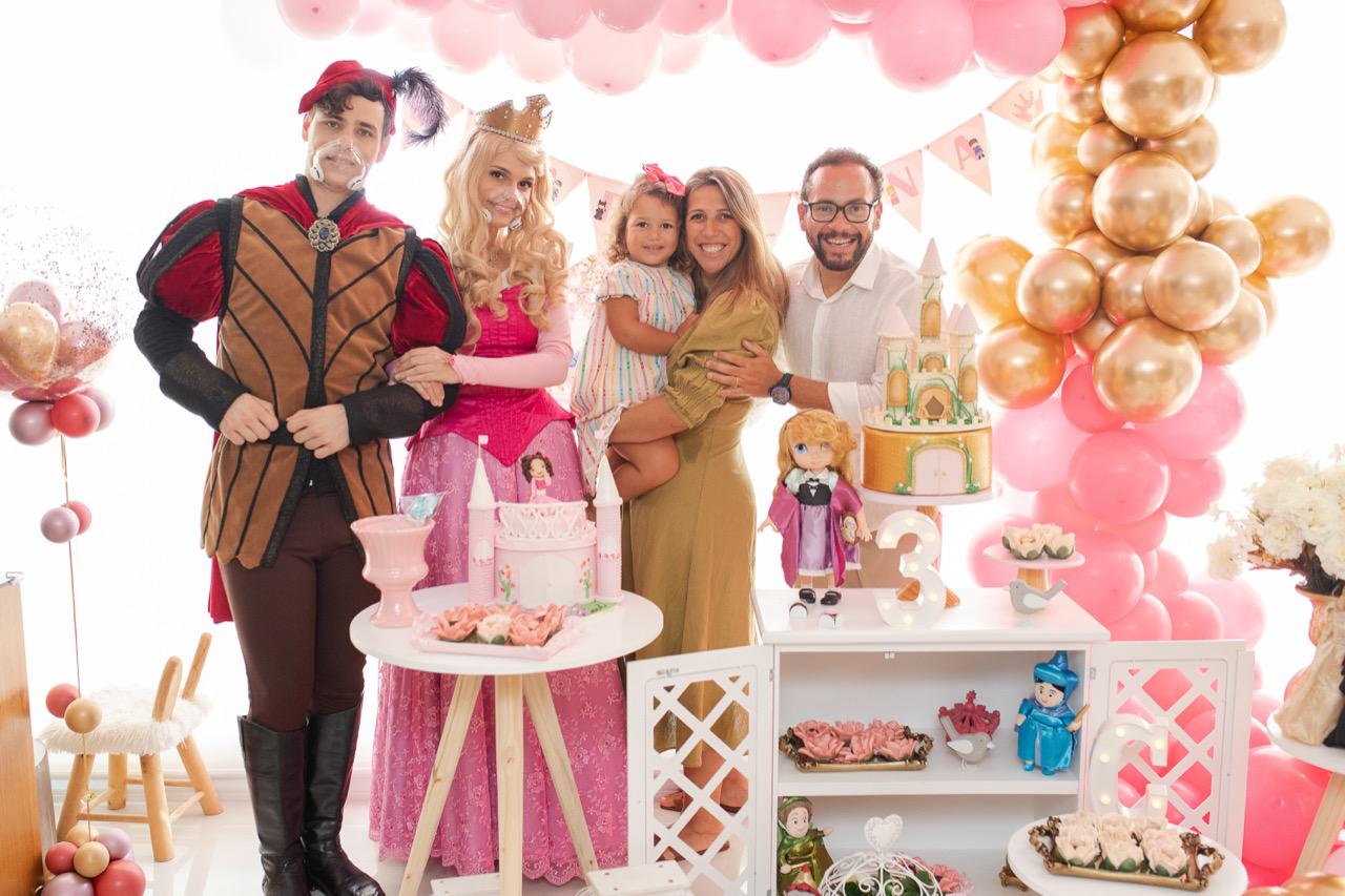 5 ideias de títulos:
1. Festa Bela Adormecida: Guia Completo de Decoração Mágica
2. Como Organizar uma Festa Princesa Aurora Inesquecível
3. Decoração Encantada: Elementos Essenciais para Festa Bela Adormecida
4. Kits e Lembrancinhas: Onde Encontrar Tudo para sua Festa Aurora
5. Atividades Criativas para uma Festa Bela Adormecida de Conto de Fadas