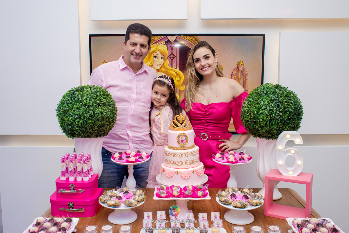 5 ideias de títulos:
1. Festa Bela Adormecida: Guia Completo de Decoração Mágica
2. Como Organizar uma Festa Princesa Aurora Inesquecível
3. Decoração Encantada: Elementos Essenciais para Festa Bela Adormecida
4. Kits e Lembrancinhas: Onde Encontrar Tudo para sua Festa Aurora
5. Atividades Criativas para uma Festa Bela Adormecida de Conto de Fadas