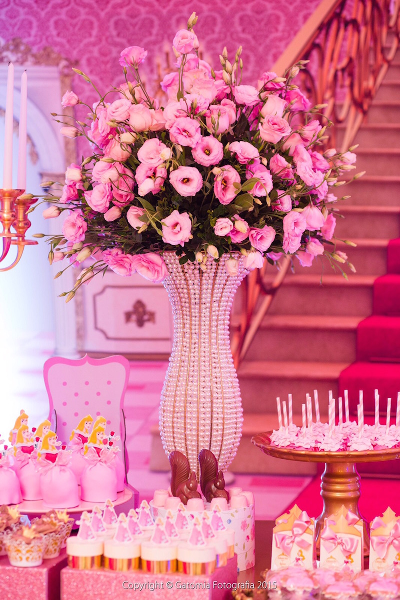 5 ideias de títulos:
1. Festa Bela Adormecida: Guia Completo de Decoração Mágica
2. Como Organizar uma Festa Princesa Aurora Inesquecível
3. Decoração Encantada: Elementos Essenciais para Festa Bela Adormecida
4. Kits e Lembrancinhas: Onde Encontrar Tudo para sua Festa Aurora
5. Atividades Criativas para uma Festa Bela Adormecida de Conto de Fadas