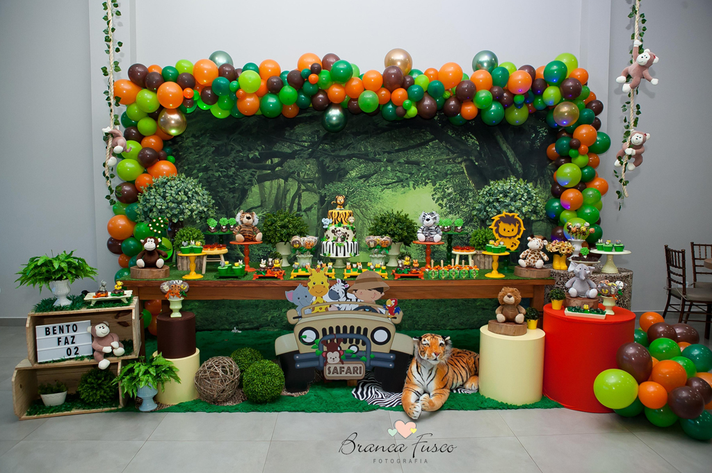 Safari Baby vs. Safari Tradicional: Qual Estilo Combina Mais com seu Aniversário de 1 Ano?