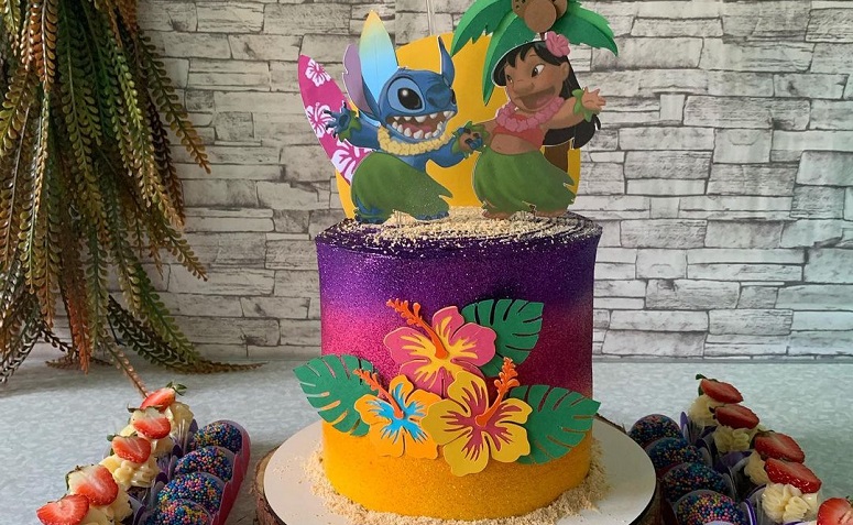 bolo chantininho stitch com topper personalizado