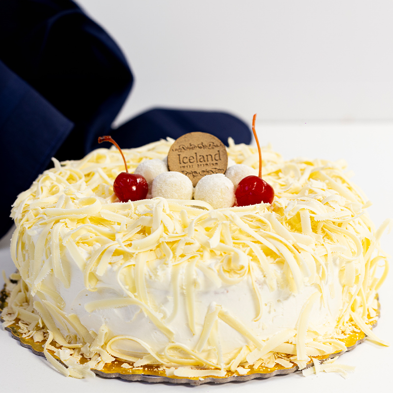 Bolos Modernos: Minimalismo e Elegância na Confeitaria