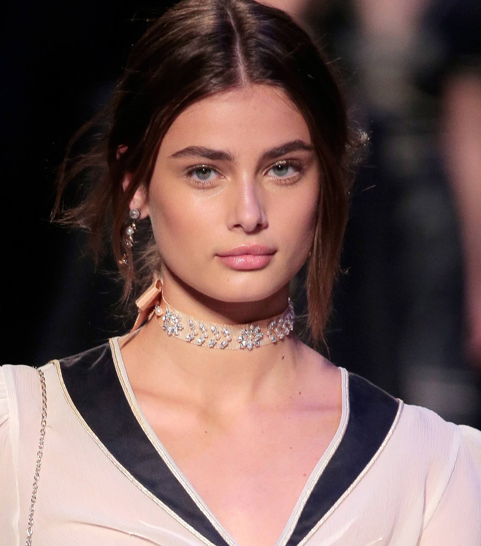 Pontos de Luz e Zircônias: Os Materiais Que Vão Brilhar nas Noivas
5. Dourado ou Prata: Qual Cor de Gargantilha Combina Mais com Seu Estilo de Casamento?