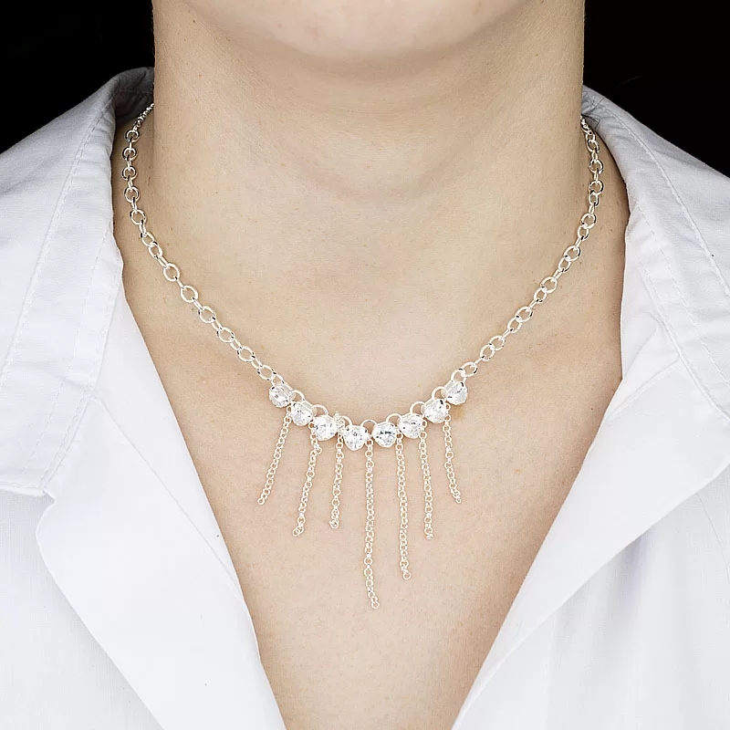 Pontos de Luz e Zircônias: Os Materiais Que Vão Brilhar nas Noivas
5. Dourado ou Prata: Qual Cor de Gargantilha Combina Mais com Seu Estilo de Casamento?