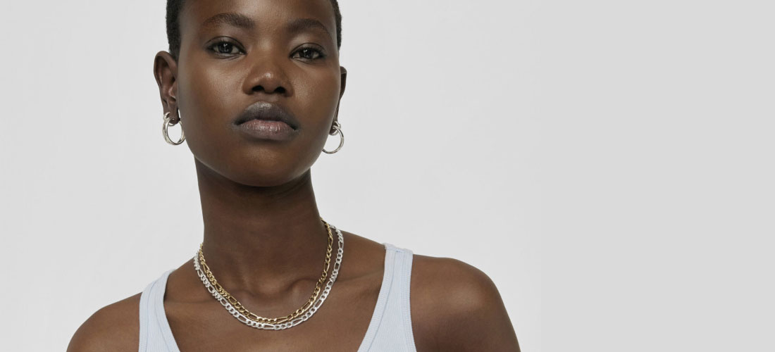 Pontos de Luz e Zircônias: Os Materiais Que Vão Brilhar nas Noivas
5. Dourado ou Prata: Qual Cor de Gargantilha Combina Mais com Seu Estilo de Casamento?