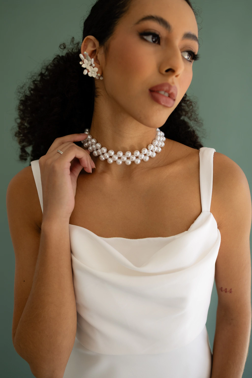 5 ideias de títulos:
1. Gargantilhas de Noiva: Tendências 2026 e Como Escolher a Perfeita
2. Minimalismo vs. Maximalismo: A Escolha da Gargantilha Ideal para Seu Casamento
3. Guia Completo: Combinando Gargantilhas com Decotes de Vestidos de Noiva
4. Pérolas