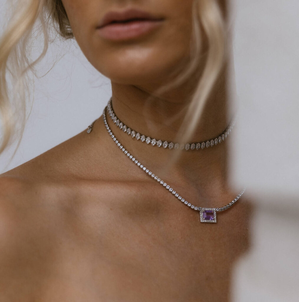 5 ideias de títulos:
1. Gargantilhas de Noiva: Tendências 2026 e Como Escolher a Perfeita
2. Minimalismo vs. Maximalismo: A Escolha da Gargantilha Ideal para Seu Casamento
3. Guia Completo: Combinando Gargantilhas com Decotes de Vestidos de Noiva
4. Pérolas