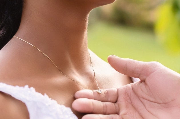 Pontos de Luz e Zircônias: Os Materiais Que Vão Brilhar nas Noivas
5. Dourado ou Prata: Qual Cor de Gargantilha Combina Mais com Seu Estilo de Casamento?