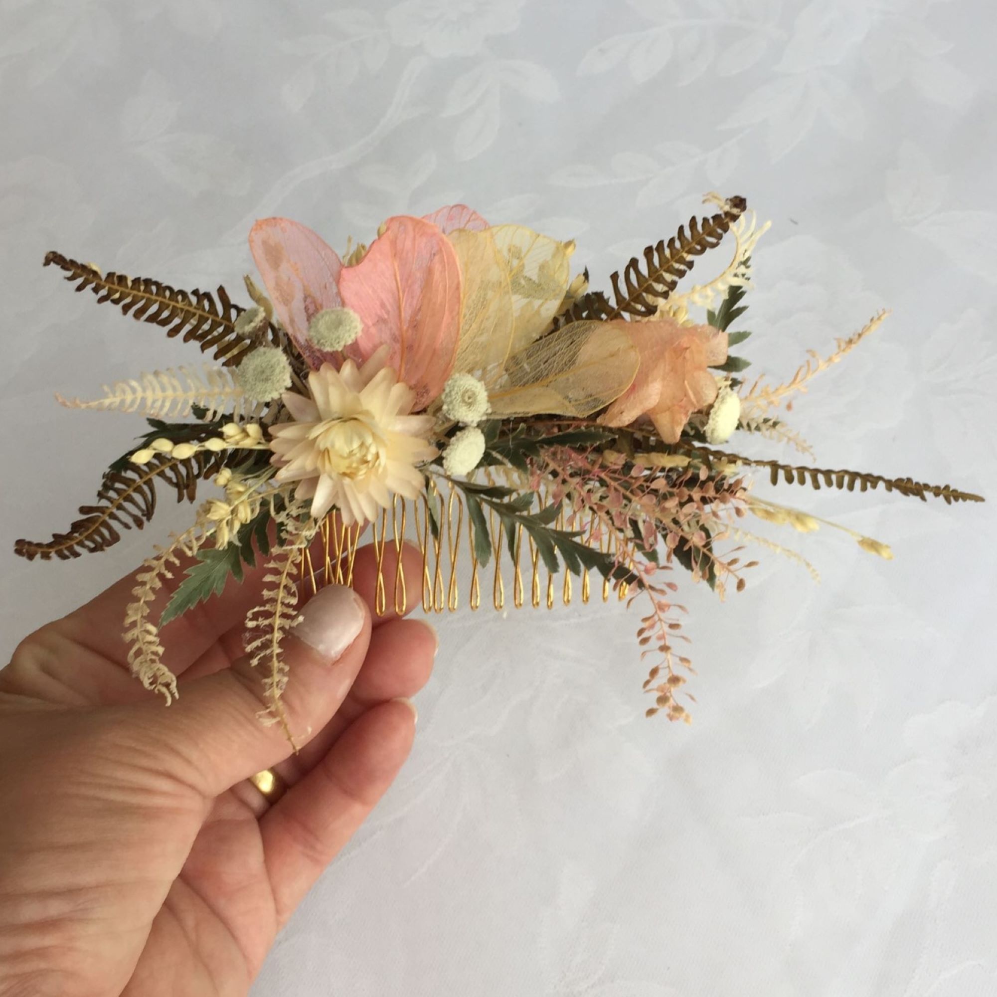 grinalda de porcelana fria vs grinalda de flores secas para casamento de dia