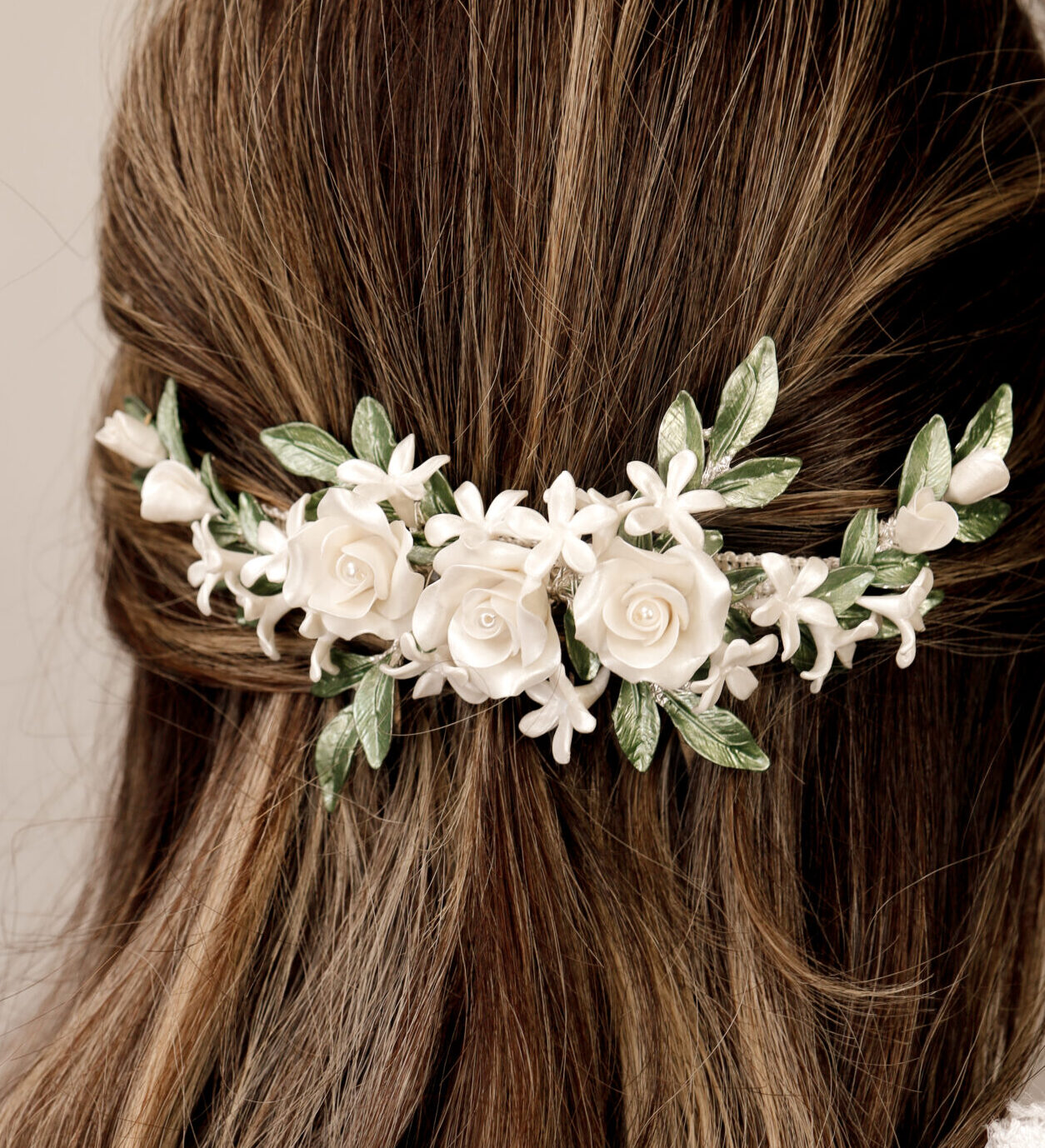 grinalda de porcelana fria vs grinalda de flores secas para casamento de dia